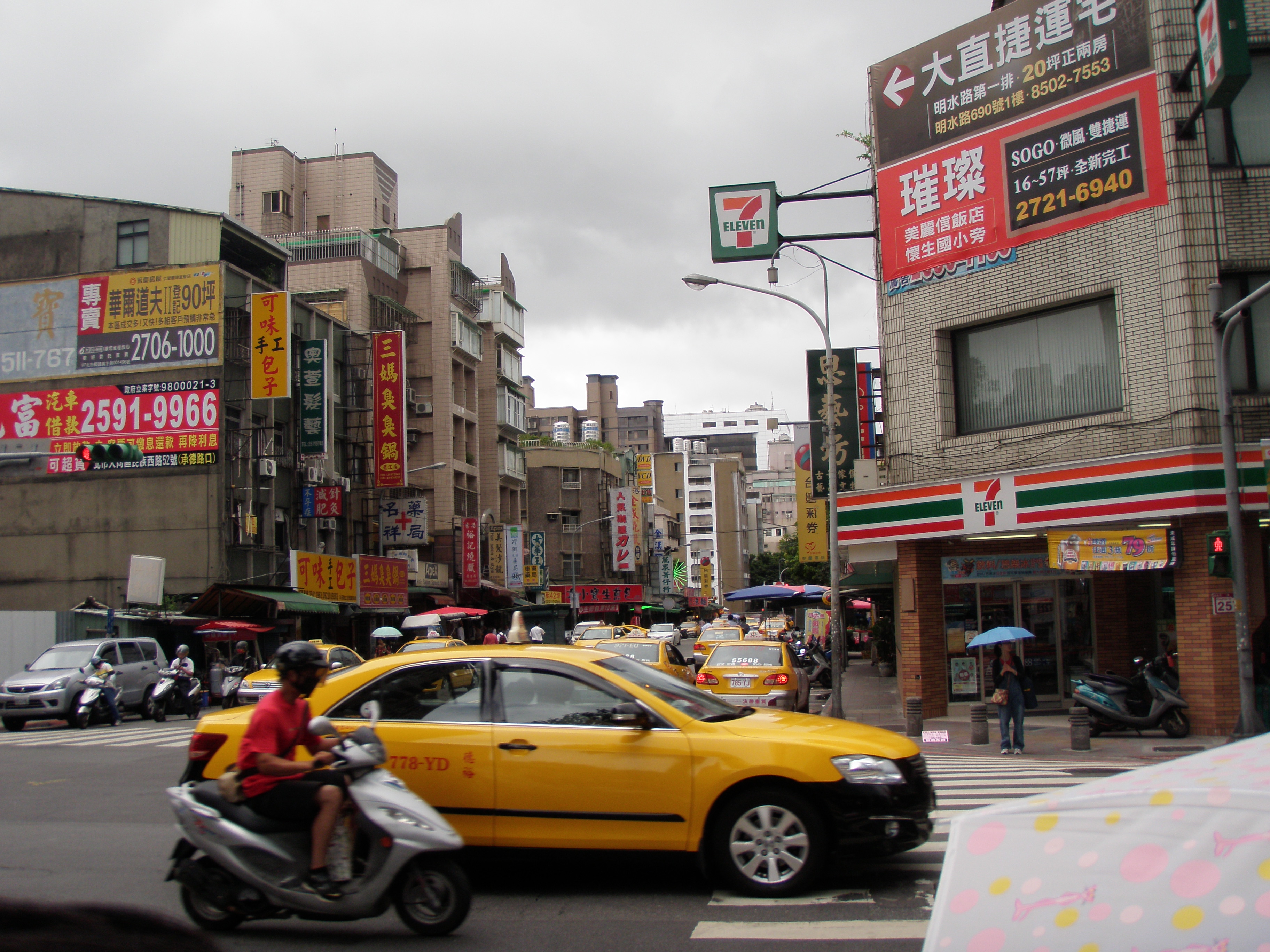 random street in Taipei